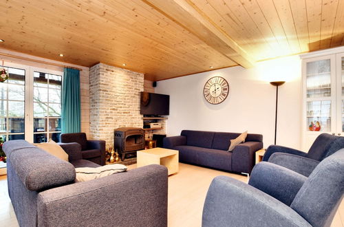 Foto 6 - Cozy & Luxurious Chalet with Sauna, Hot Tub, Large Garden, Covered Terrace