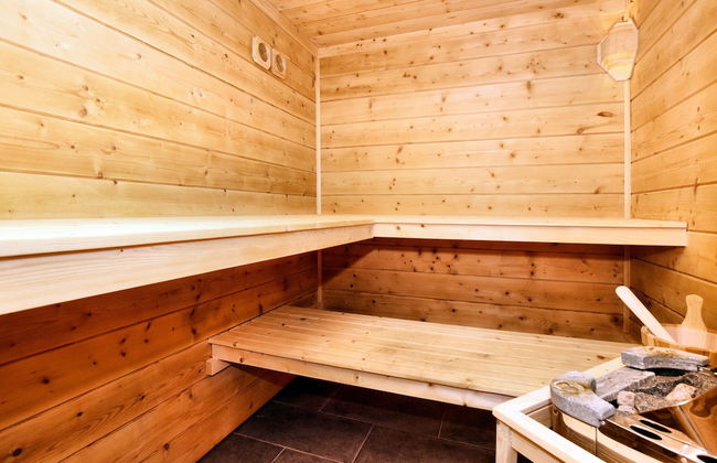 Cozy & Luxurious Chalet with Sauna, Hot Tub, Large Garden, Covered Terrace - Photo 25