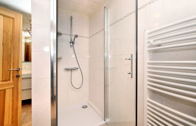 Cozy & Luxurious Chalet with Sauna, Hot Tub, Large Garden, Covered Terrace - Photo 20