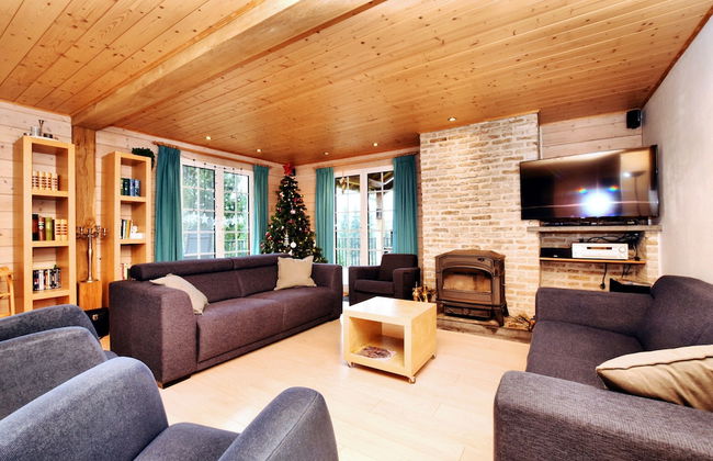 Cozy & Luxurious Chalet with Sauna, Hot Tub, Large Garden, Covered Terrace - Photo 15