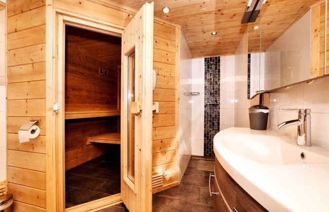 Cozy & Luxurious Chalet with Sauna, Hot Tub, Large Garden, Covered Terrace - Photo 22