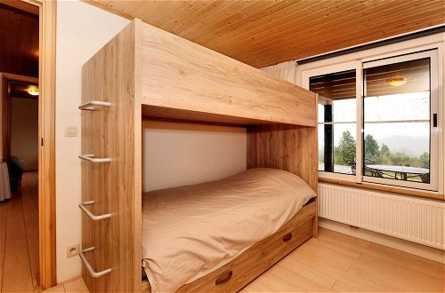 Foto 9 - Cozy & Luxurious Chalet with Sauna, Hot Tub, Large Garden, Covered Terrace