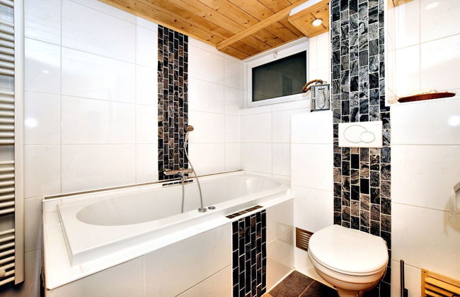 Cozy & Luxurious Chalet with Sauna, Hot Tub, Large Garden, Covered Terrace - Photo 19