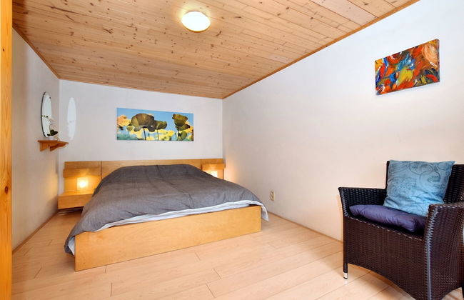 Cozy & Luxurious Chalet with Sauna, Hot Tub, Large Garden, Covered Terrace - Photo 2