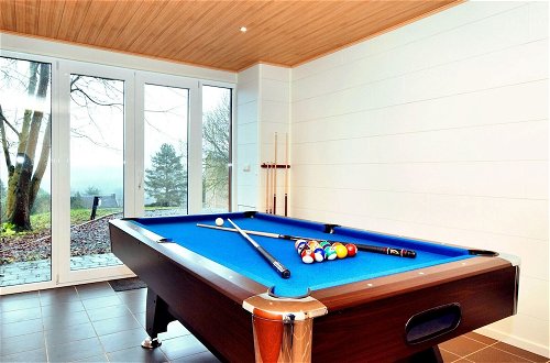 Foto 19 - Cozy & Luxurious Chalet with Sauna, Hot Tub, Large Garden, Covered Terrace