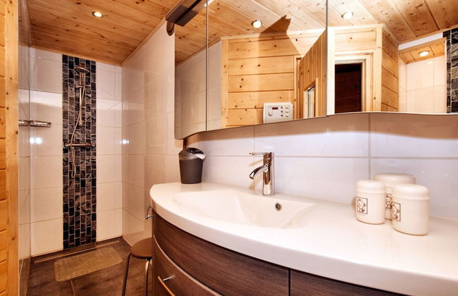 Cozy & Luxurious Chalet with Sauna, Hot Tub, Large Garden, Covered Terrace - Photo 21