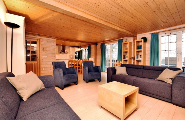 Cozy & Luxurious Chalet with Sauna, Hot Tub, Large Garden, Covered Terrace - Photo 13