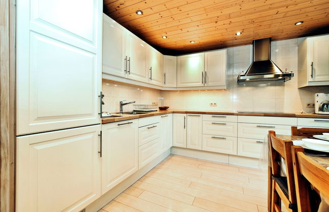 Cozy & Luxurious Chalet with Sauna, Hot Tub, Large Garden, Covered Terrace - Photo 12