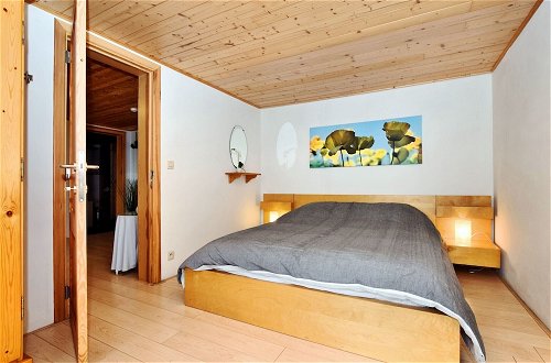 Foto 18 - Cozy & Luxurious Chalet with Sauna, Hot Tub, Large Garden, Covered Terrace