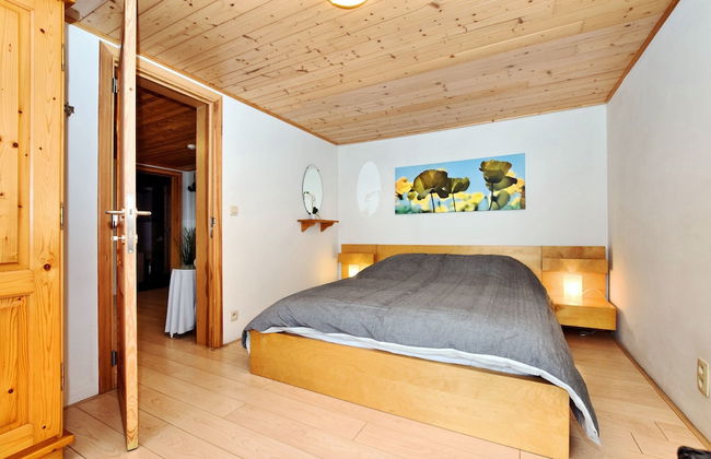 Cozy & Luxurious Chalet with Sauna, Hot Tub, Large Garden, Covered Terrace - Photo 5