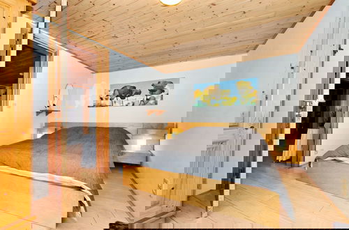 Foto 4 - Cozy & Luxurious Chalet with Sauna, Hot Tub, Large Garden, Covered Terrace