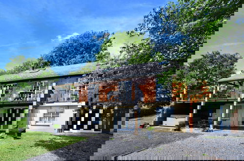 Foto 33 - Cozy & Luxurious Chalet with Sauna, Hot Tub, Large Garden, Covered Terrace