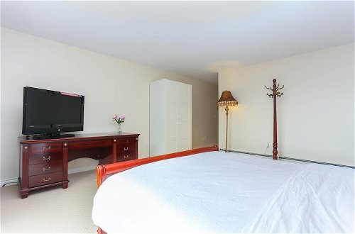 Photo 4 - Grand Spacious Suite near YVR by Elevate Rooms