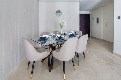 Photo 12 - Luxuriously Elegant 2BR Apartment in Downtown Dubai