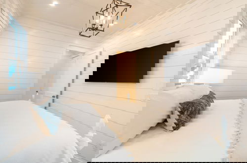 Foto 3 - Marlin by Avantstay Beachfront Mansion w/ 10 Bdrs & Multiple Living Spaces & Kitchens!