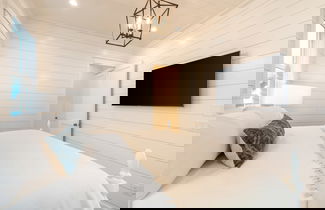 Foto 3 - Marlin by Avantstay Beachfront Mansion w/ 10 Bdrs & Multiple Living Spaces & Kitchens!