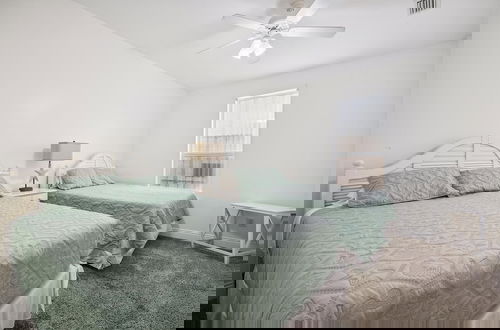 Foto 2 - Just Beachy - 5 Bedroom Beach Front Home! Sleeps 20 Home by RedAwning