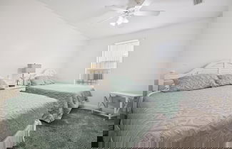 Foto 2 - Just Beachy - 5 Bedroom Beach Front Home! Sleeps 20 Home by RedAwning