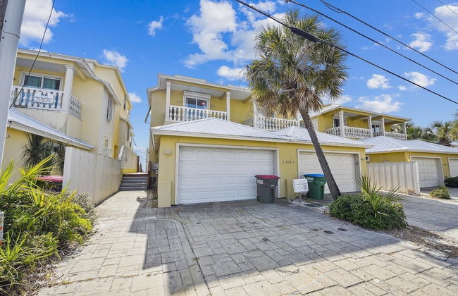 Just Beachy - 5 Bedroom Beach Front Home! Sleeps 20 Home by RedAwning - Photo 49