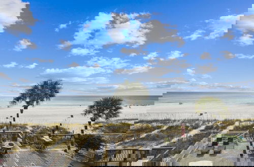 Foto 45 - Just Beachy - 5 Bedroom Beach Front Home! Sleeps 20 Home by RedAwning
