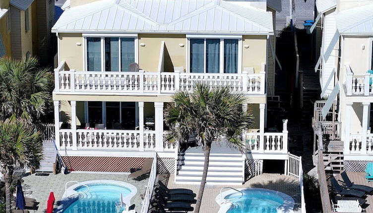 Foto 1 - Just Beachy - 5 Bedroom Beach Front Home! Sleeps 20 Home by RedAwning