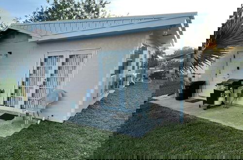 Foto 1 - Rim Canal 'yellow House' With Canal Views & Boat Dock 1 Bedroom Cottage by RedAwning