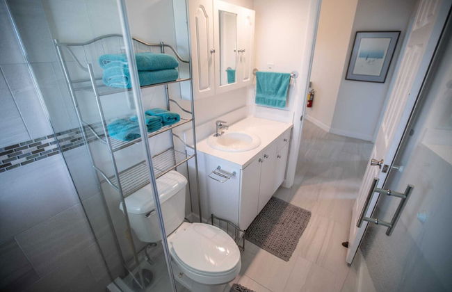 Enjoy Sunsets at Fully Equipped Condo at the Beach - Foto 17