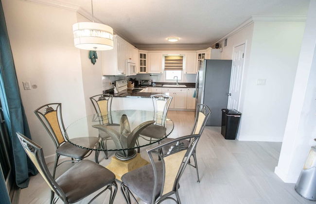 Enjoy Sunsets at Fully Equipped Condo at the Beach - Foto 8