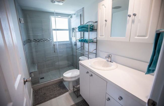 Enjoy Sunsets at Fully Equipped Condo at the Beach - Foto 16