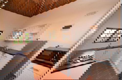 Photo 2 - 2 bed Apartment With Pool - 2126