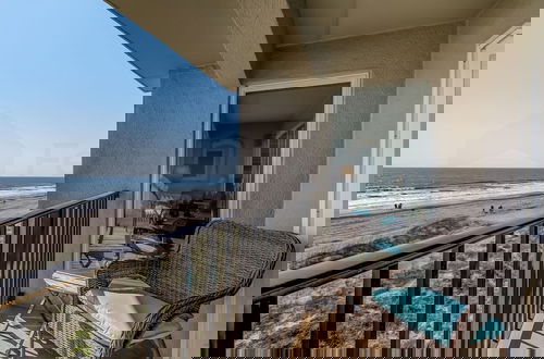 Foto 19 - End Unit Oceanside Condo with Spectacular Ocean View from Living Area by RedAwning