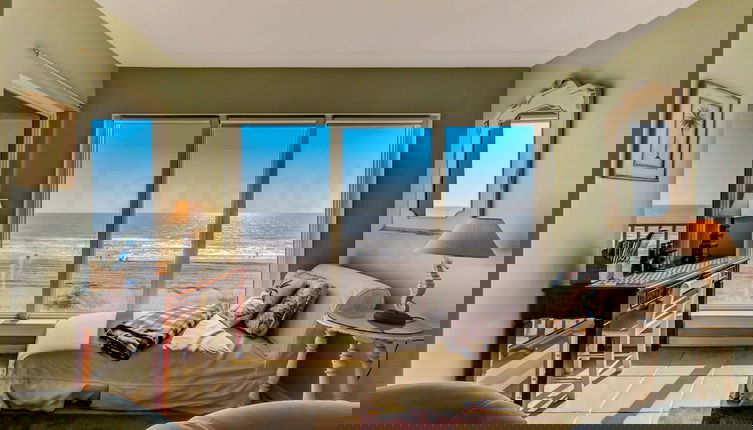 Foto 1 - End Unit Oceanside Condo with Spectacular Ocean View from Living Area by RedAwning