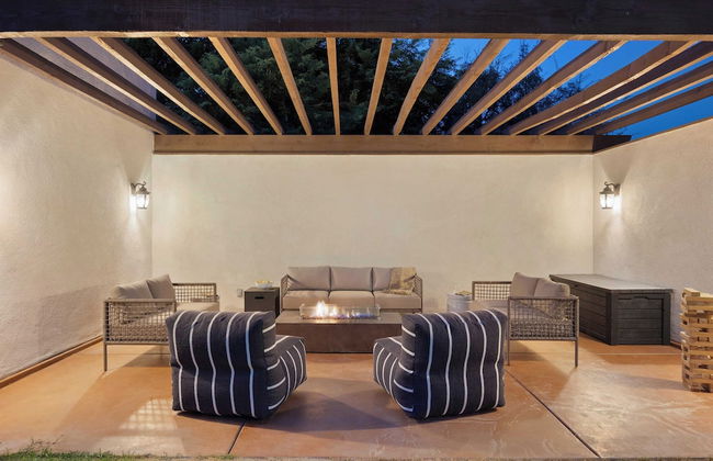 Sleeps 20! Architectural Mansion w/ Pool, Indoor Tennis Court, Game Room Starlight Estate by Avantstay - Foto 52