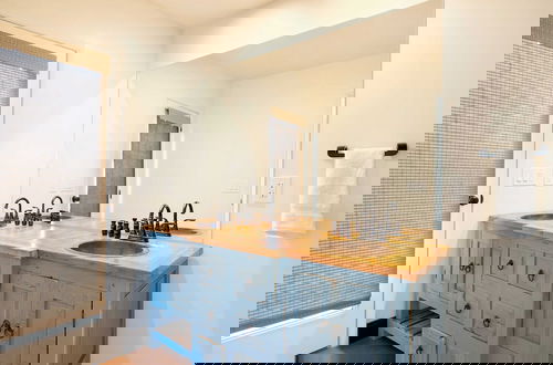 Foto 58 - Starlight Estate by Avantstay 20 People! Architectual Mansion w/ Pool, Tennis Court, Game Room