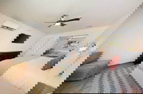 Foto 21 - Starlight Estate by Avantstay 20 People! Architectual Mansion w/ Pool, Tennis Court, Game Room