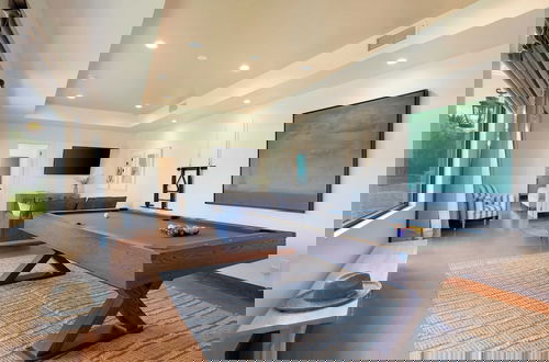 Foto 7 - Starlight Estate by Avantstay 20 People! Architectual Mansion w/ Pool, Tennis Court, Game Room