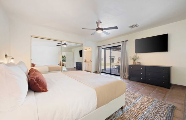 Sleeps 20! Architectural Mansion w/ Pool, Indoor Tennis Court, Game Room Starlight Estate by Avantstay - Foto 20