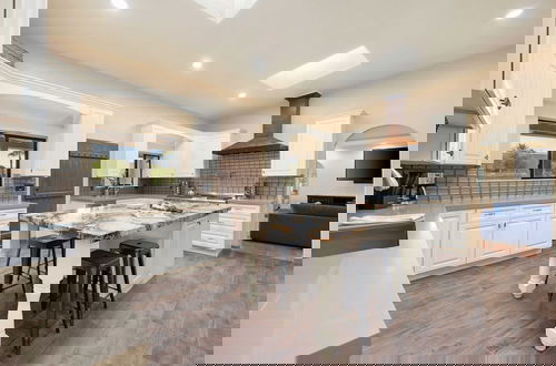 Foto 10 - Starlight Estate by Avantstay 20 People! Architectual Mansion w/ Pool, Tennis Court, Game Room