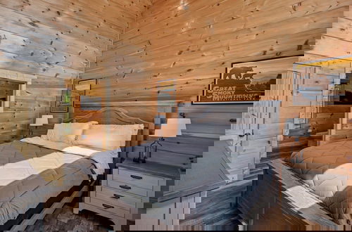 Foto 6 - Grizzlies Den 4 Bedroom Cabin by RedAwning