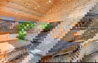 Foto 2 - Grizzlies Den 4 Bedroom Cabin by RedAwning