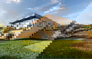 Foto 3 - Stunning 5 Bedroom Home With Garden Views