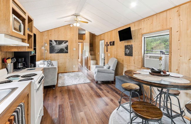Cabin 10~ Cozy Toronto Lake Cabin ~ Walk To The Water 1 Bedroom Cabin by RedAwning - Foto 8