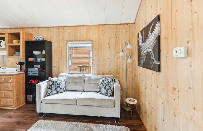 Cabin 10~ Cozy Toronto Lake Cabin ~ Walk To The Water 1 Bedroom Cabin by RedAwning - Foto 10
