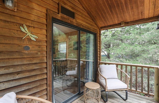 Cabin 10~ Cozy Toronto Lake Cabin ~ Walk To The Water 1 Bedroom Cabin by RedAwning - Foto 13