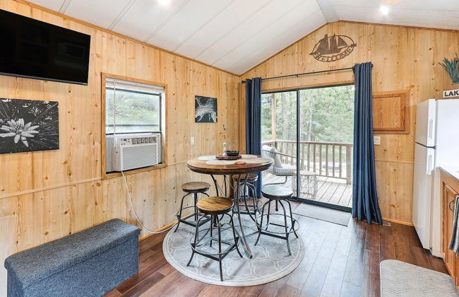 Cabin 10~ Cozy Toronto Lake Cabin ~ Walk To The Water 1 Bedroom Cabin by RedAwning - Foto 11