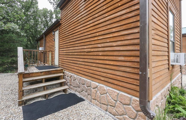 Cabin 10~ Cozy Toronto Lake Cabin ~ Walk To The Water 1 Bedroom Cabin by RedAwning - Foto 14