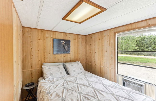 Cabin 10~ Cozy Toronto Lake Cabin ~ Walk To The Water 1 Bedroom Cabin by RedAwning - Foto 2