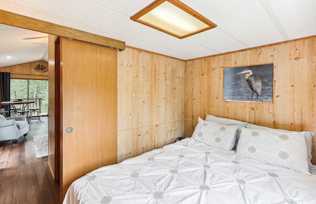 Cabin 10~ Cozy Toronto Lake Cabin ~ Walk To The Water 1 Bedroom Cabin by RedAwning - Foto 5