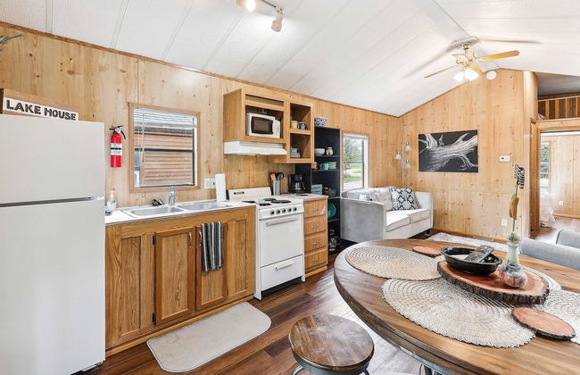 Cabin 10~ Cozy Toronto Lake Cabin ~ Walk To The Water 1 Bedroom Cabin by RedAwning - Foto 7