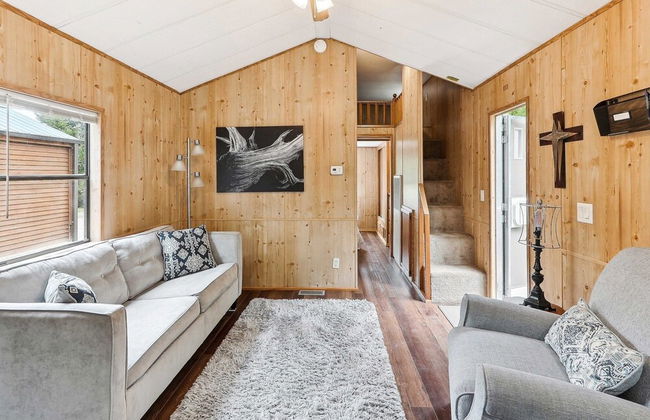 Cabin 10~ Cozy Toronto Lake Cabin ~ Walk To The Water 1 Bedroom Cabin by RedAwning - Foto 9